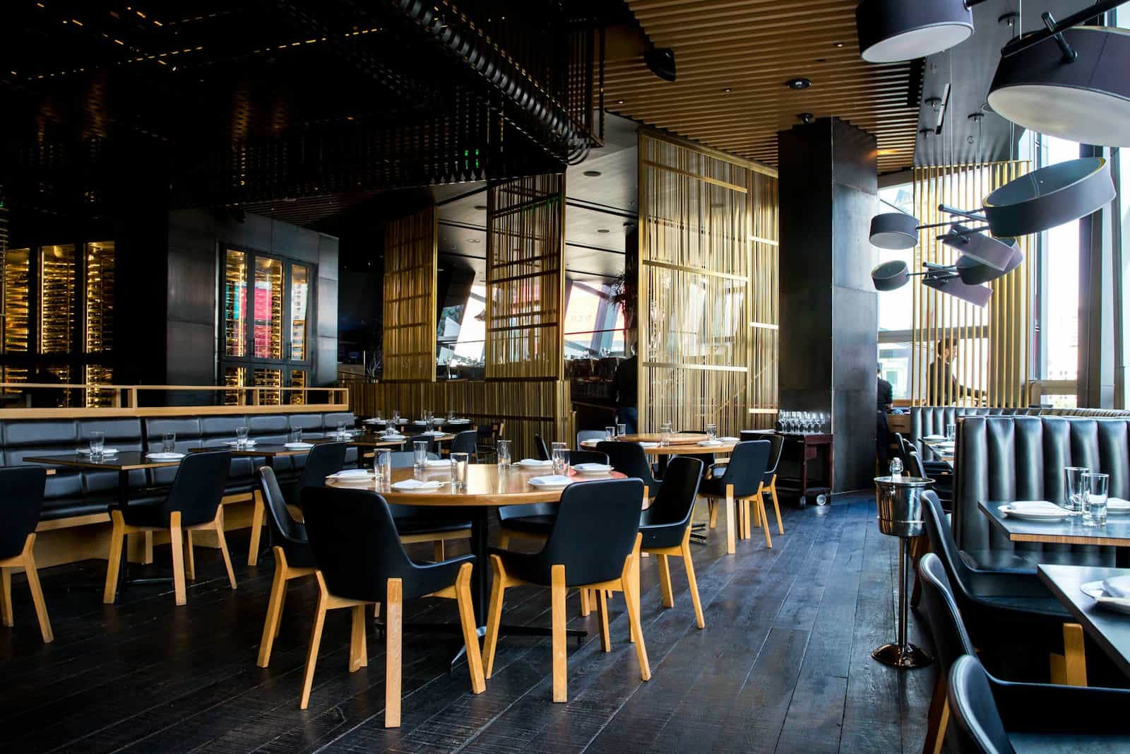 Elegantni interijer restorana navečer