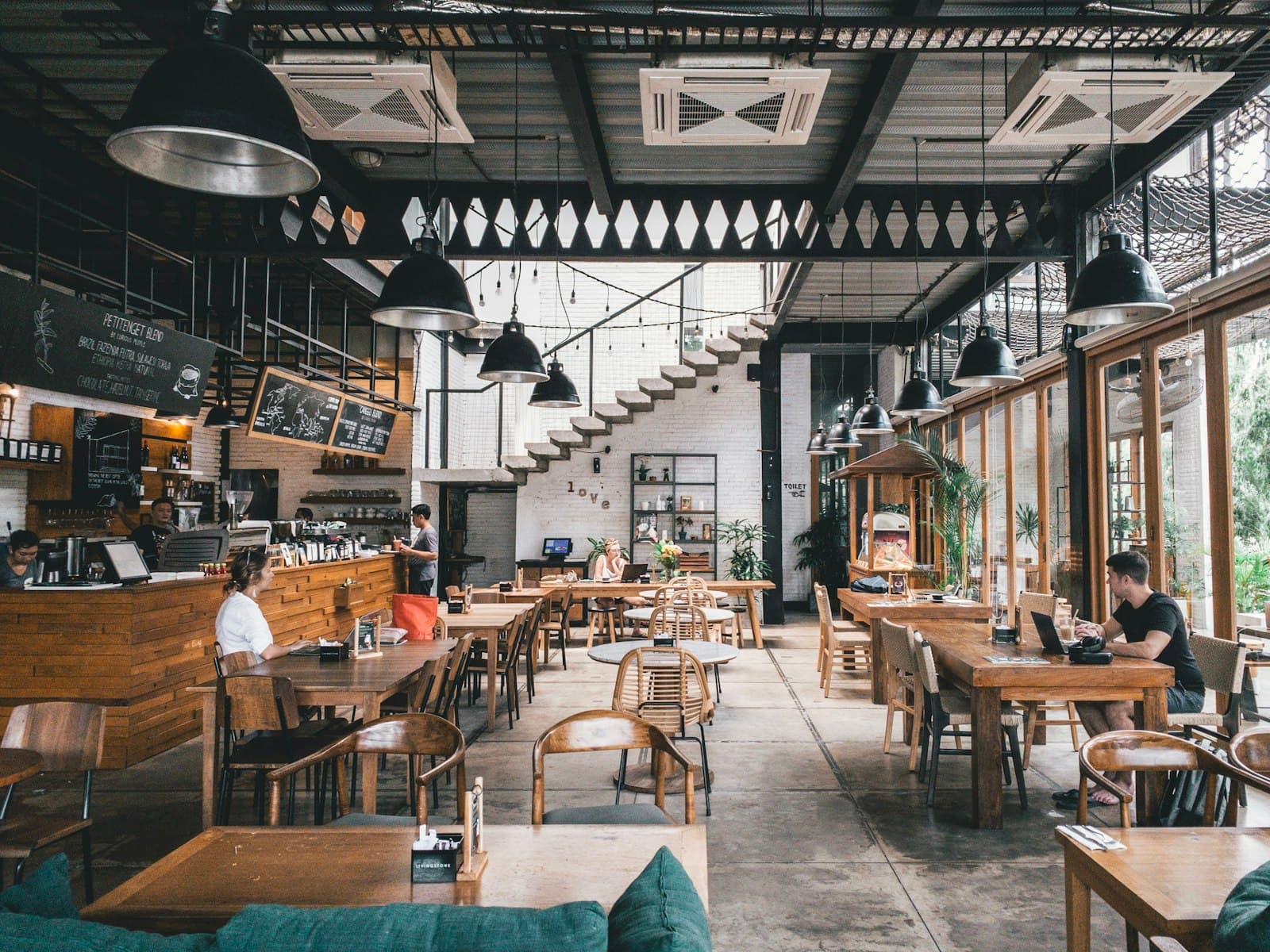 Svijetli interijer bistroa